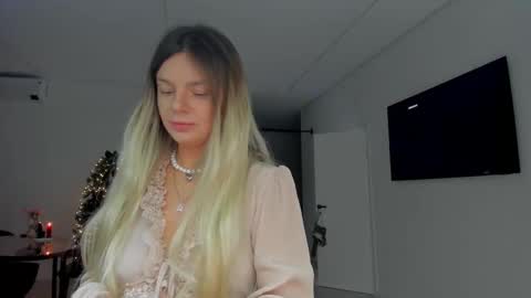 Snapshot of lallie_ chatting on 12/21/25, 03:19 Lallie online show from 12/21/25, 03:19