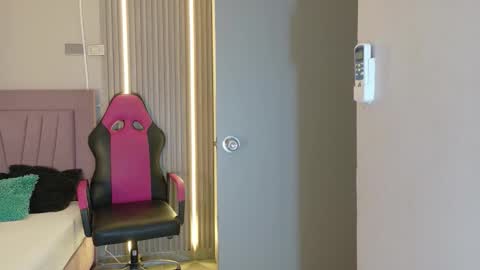 Laura online show from 11/30/25, 12:20