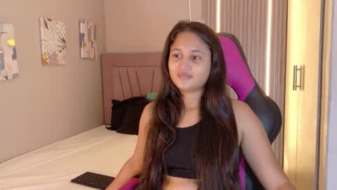 Laura online show from 12/02/25, 12:21