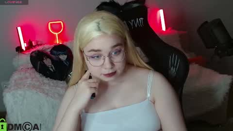 Snapshot of laly_loose chatting on 08/03/26, 06:00 Eva online show from 08/03/26, 06:00