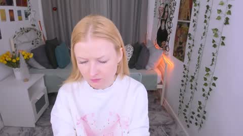 Snapshot of laly_peach chatting on 01/04/25, 04:32 Laly online show from 01/04/25, 04:32
