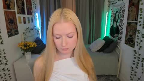 Snapshot of laly_peach chatting on 10/15/25, 06:52 Laly online show from 10/15/25, 06:52