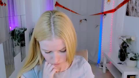Snapshot of laly_peach chatting on 10/22/25, 06:40 Laly online show from 10/22/25, 06:40