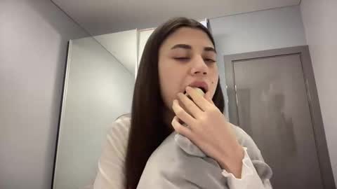 Snapshot of lanalandd chatting on 11/30/25, 04:33 Lana online show from 11/30/25, 04:33