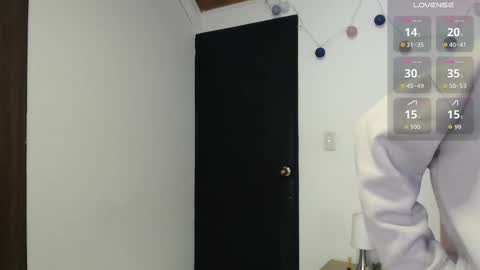 Snapshot of lanna_mills chatting on 10/27/25, 01:37 Lanna online show from 10/27/25, 01:37