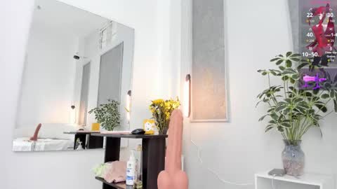 Snapshot of lanna_russo1 chatting on 12/22/25, 11:51 Lanna miley Russo online show from 12/22/25, 11:51