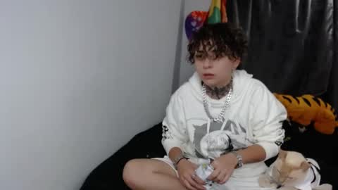 Snapshot of lannie_gonzales chatting on 01/01/25, 12:00 LANNIE online show from 01/01/25, 12:00