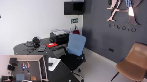 Snapshot of lara_and_danny chatting on 09/16/25, 07:37 Lara and Danny online show from 09/16/25, 07:37