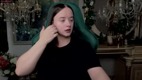 lara_benson_ online show from 12/02/25, 11:15