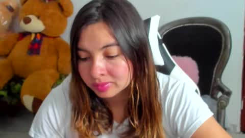 Snapshot of laracat18 chatting on 04/25/26, 02:36 Lara online show from 04/25/26, 02:36