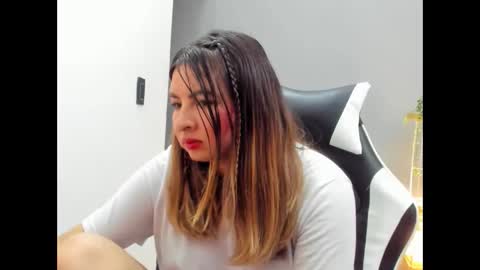 Snapshot of laracat18 chatting on 05/30/26, 02:52 Lara online show from 05/30/26, 02:52