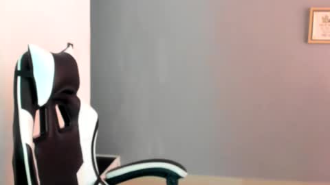 Snapshot of laracat18 chatting on 07/15/26, 06:57 Lara online show from 07/15/26, 06:57