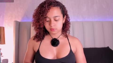 Snapshot of laracurls chatting on 11/11/25, 11:43 online show from 11/11/25, 11:43