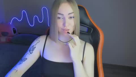 LaraKrein lk online show from 11/17/25, 03:51