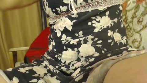 Snapshot of laralhotr chatting on 03/01/25, 10:10 laralhotr online show from 03/01/25, 10:10