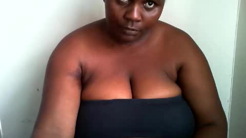 Snapshot of laralovex chatting on 01/12/25, 01:37 laralovex online show from 01/12/25, 01:37