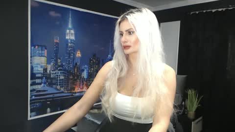 Snapshot of laras_moans chatting on 12/14/24, 08:23 laras_moans online show from 12/14/24, 08:23