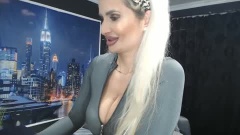 Snapshot of laras_moans chatting on 12/29/24, 12:12 laras_moans online show from 12/29/24, 12:12