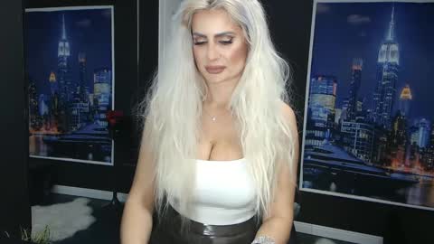 Snapshot of laras_moans chatting on 03/12/25, 08:51 laras_moans online show from 03/12/25, 08:51