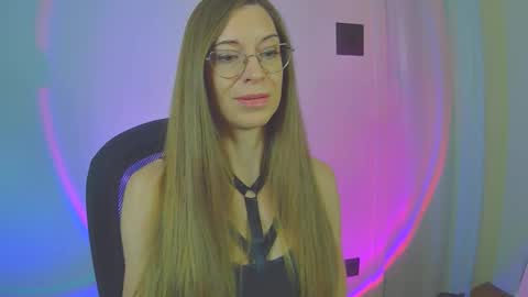 Snapshot of larawintersxxx chatting on 11/19/25, 08:53 larawintersxxx online show from 11/19/25, 08:53