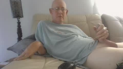 Snapshot of largerthan chatting on 04/23/26, 11:29 largerthan- say hi on entry online show from 04/23/26, 11:29