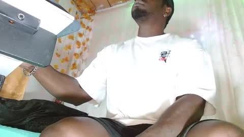 Snapshot of largo_eddy chatting on 12/14/25, 01:49 Largo eddy online show from 12/14/25, 01:49