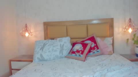 Snapshot of larsonmia chatting on 12/07/24, 03:30 MIA online show from 12/07/24, 03:30