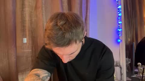 Snapshot of larsskeet chatting on 11/25/25, 02:39 larsskeet online show from 11/25/25, 02:39