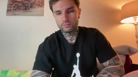 Snapshot of larsskeet chatting on 12/01/25, 01:38 larsskeet online show from 12/01/25, 01:38