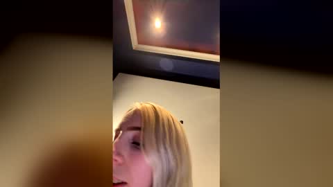 Snapshot of latenightkash chatting on 02/16/26, 06:31 Roxy blue online show from 02/16/26, 06:31