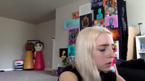 Snapshot of latenightkash chatting on 02/22/26, 10:41 Roxy blue online show from 02/22/26, 10:41