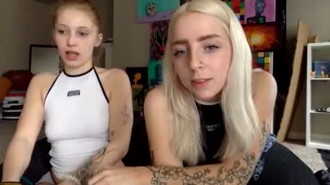 Snapshot of latenightkash chatting on 02/23/26, 08:39 Roxy blue online show from 02/23/26, 08:39