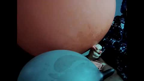 Snapshot of latexchris77 chatting on 12/16/24, 10:18 latexchris77 online show from 12/16/24, 10:18