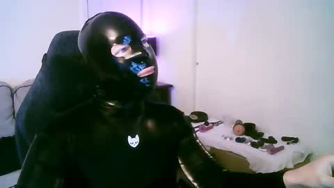 Snapshot of latexminheadroom chatting on 12/14/25, 05:57 latexminheadroom online show from 12/14/25, 05:57