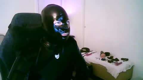 Snapshot of latexminheadroom chatting on 12/20/25, 02:51 latexminheadroom online show from 12/20/25, 02:51