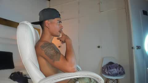 Snapshot of latin_couple20y chatting on 02/13/25, 04:00 Johana y Santiago online show from 02/13/25, 04:00