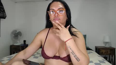 Snapshot of latinaflower_ts chatting on 05/27/26, 01:57 FLOR SALVAJE online show from 05/27/26, 01:57
