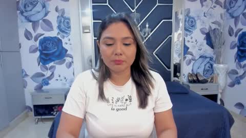 Snapshot of latinaholequeen chatting on 11/11/25, 02:28 EMMA online show from 11/11/25, 02:28