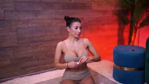 Latina online show from 12/21/25, 06:37