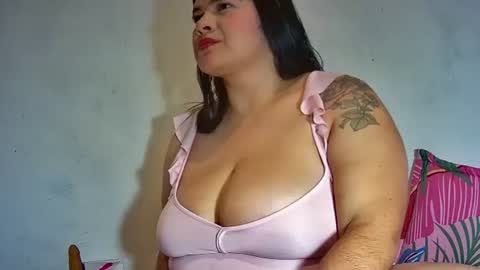 Snapshot of latincurvy1992 chatting on 02/17/25, 04:09 latincurvy1992 online show from 02/17/25, 04:09