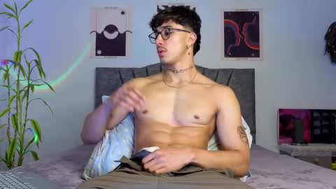 Snapshot of latinguyxl chatting on 11/04/25, 12:43 Logan online show from 11/04/25, 12:43