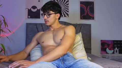 Snapshot of latinguyxl chatting on 11/30/25, 02:59 Logan online show from 11/30/25, 02:59