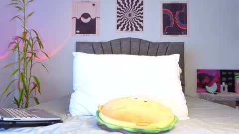 Snapshot of latinguyxl chatting on 12/05/25, 01:03 Logan online show from 12/05/25, 01:03