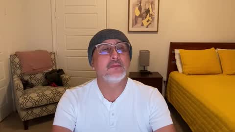 Snapshot of latinnous chatting on 11/17/25, 04:07 QS - INDEPENDENT MODEL online show from 11/17/25, 04:07