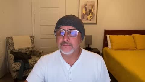 Snapshot of latinnous chatting on 11/19/25, 04:01 QS - INDEPENDENT MODEL online show from 11/19/25, 04:01