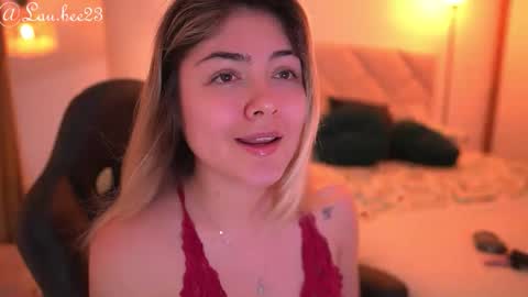 Snapshot of lau_bee_ chatting on 09/29/25, 07:51 Laura online show from 09/29/25, 07:51