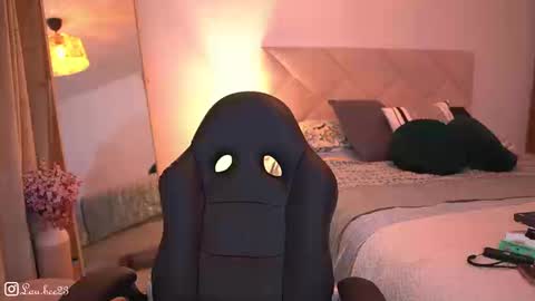 Snapshot of lau_bee_ chatting on 11/04/25, 06:40 Laura online show from 11/04/25, 06:40