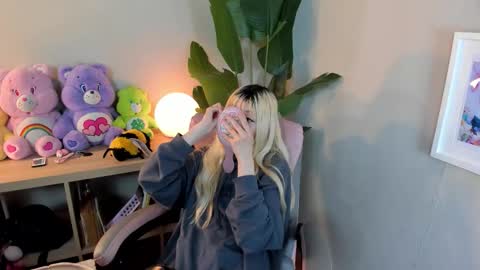 Snapshot of laukyubey1 chatting on 10/27/25, 08:46 laukyubey1 online show from 10/27/25, 08:46