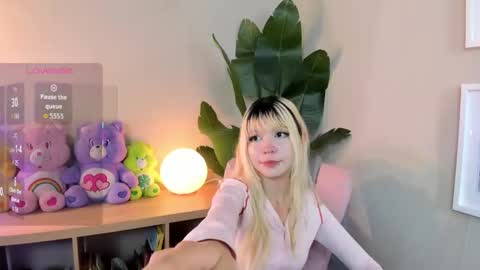 Snapshot of laukyubey1 chatting on 11/14/25, 08:18 laukyubey1 online show from 11/14/25, 08:18