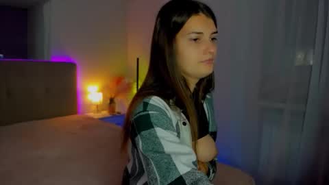 Snapshot of laura__leee chatting on 09/26/25, 06:06 Laura online show from 09/26/25, 06:06
